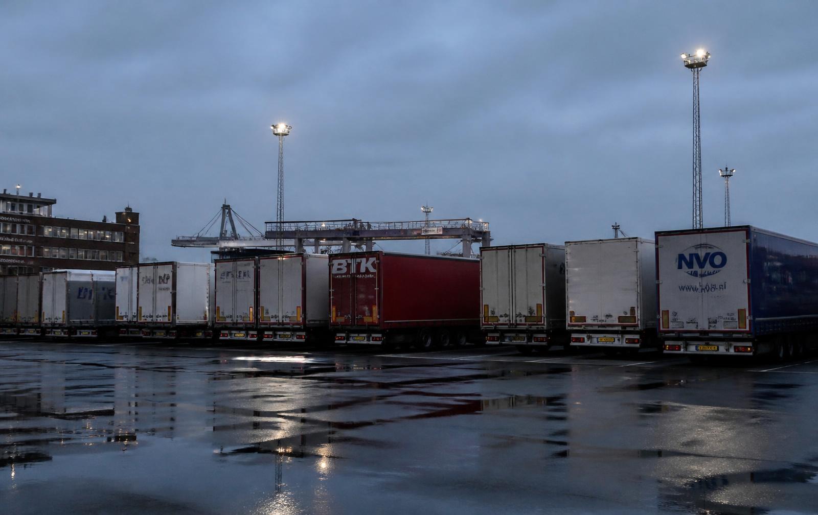 Logistikterminal in der Dämmerung